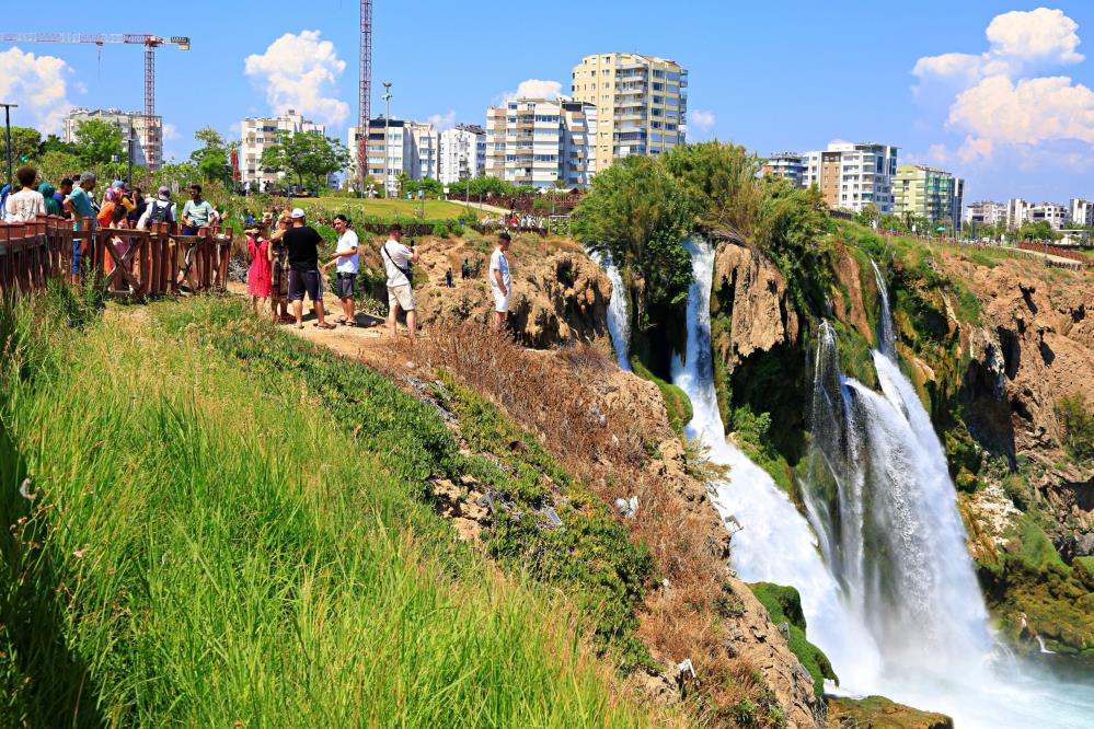 Düden Şelalesi ne tatilci akını