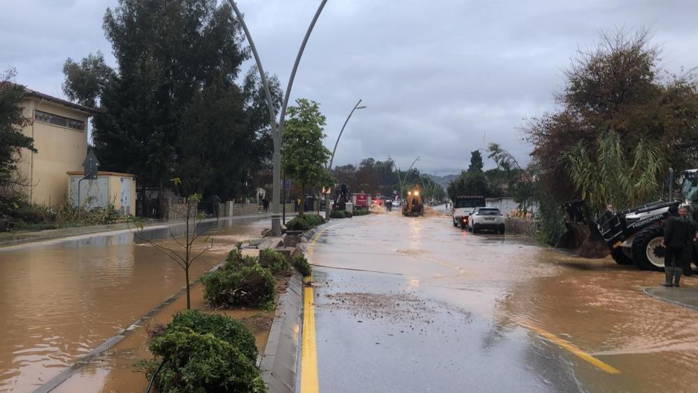 Muğla da yollar göle döndü