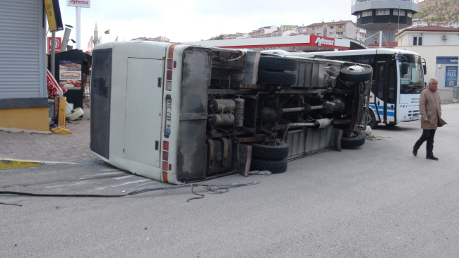 Yozgat’ta işçileri taşıyan servis devrildi: 6 yaralı