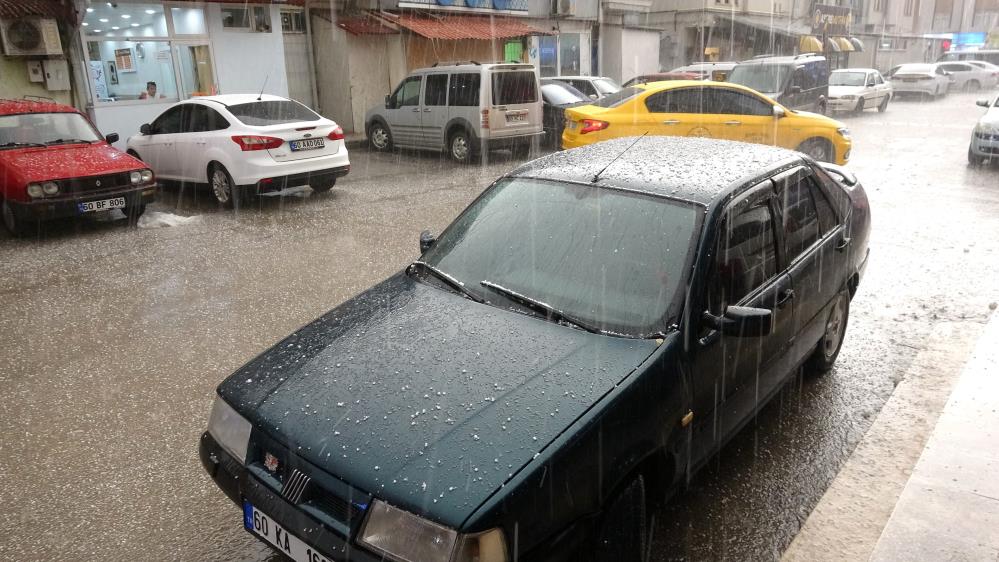 Tokat ta leblebi tanesi büyüklüğünde dolu yağışı