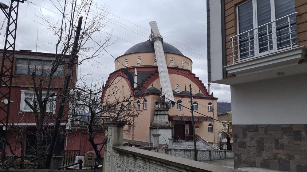 Fırtına caminin minaresini yıktı, korku dolu anlar yaşandı