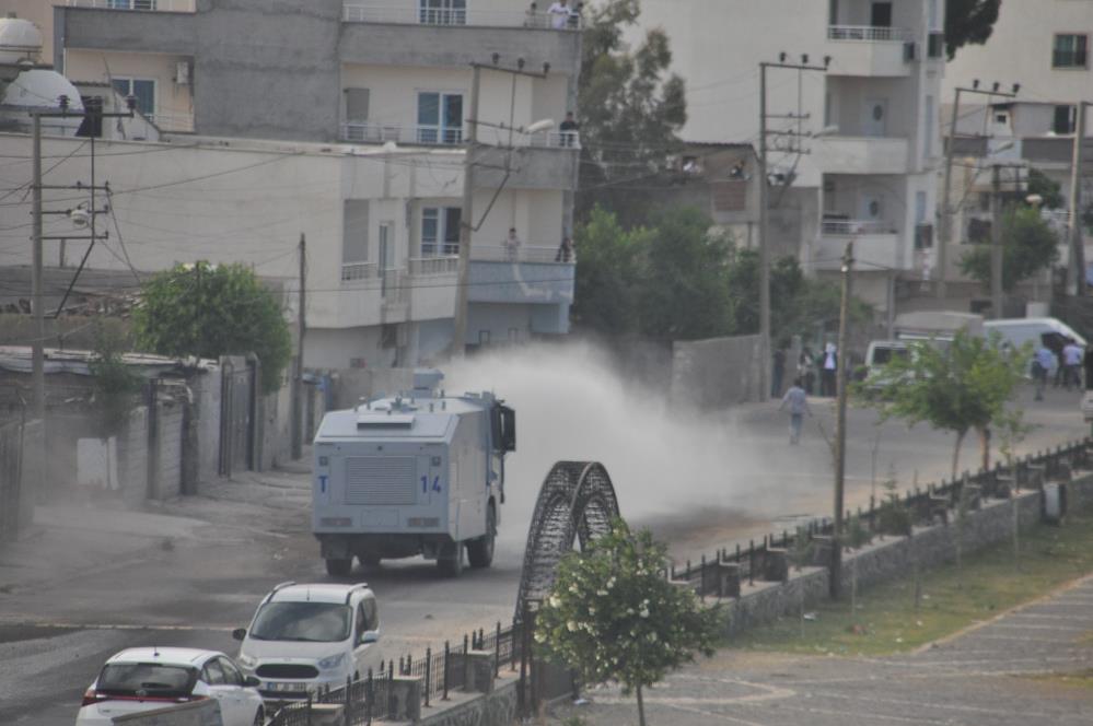 Yeşil Sol Parti mitingi sonrası polise taşlı saldırı