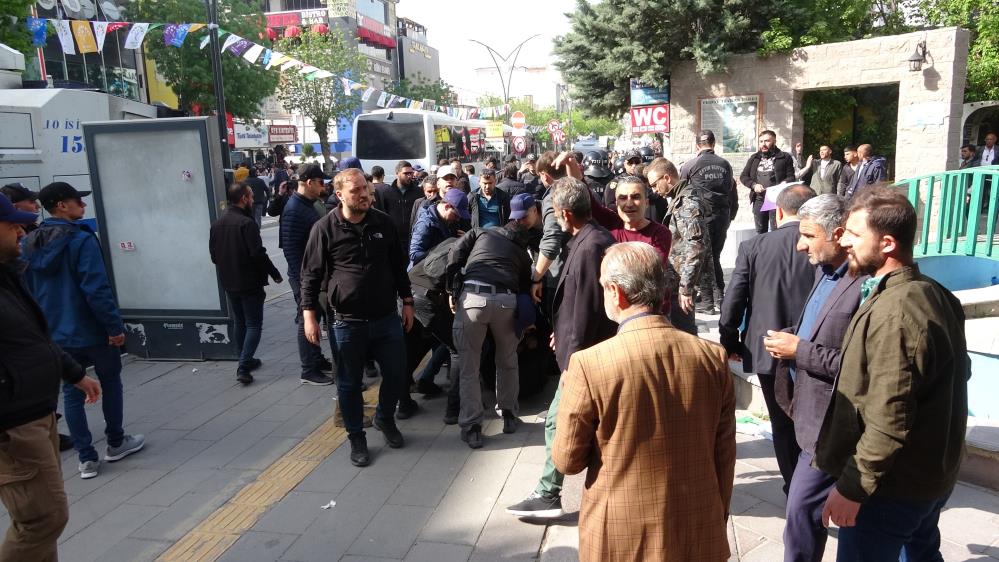 Yeşil Sol Parti mitinginde polise taş attılar!