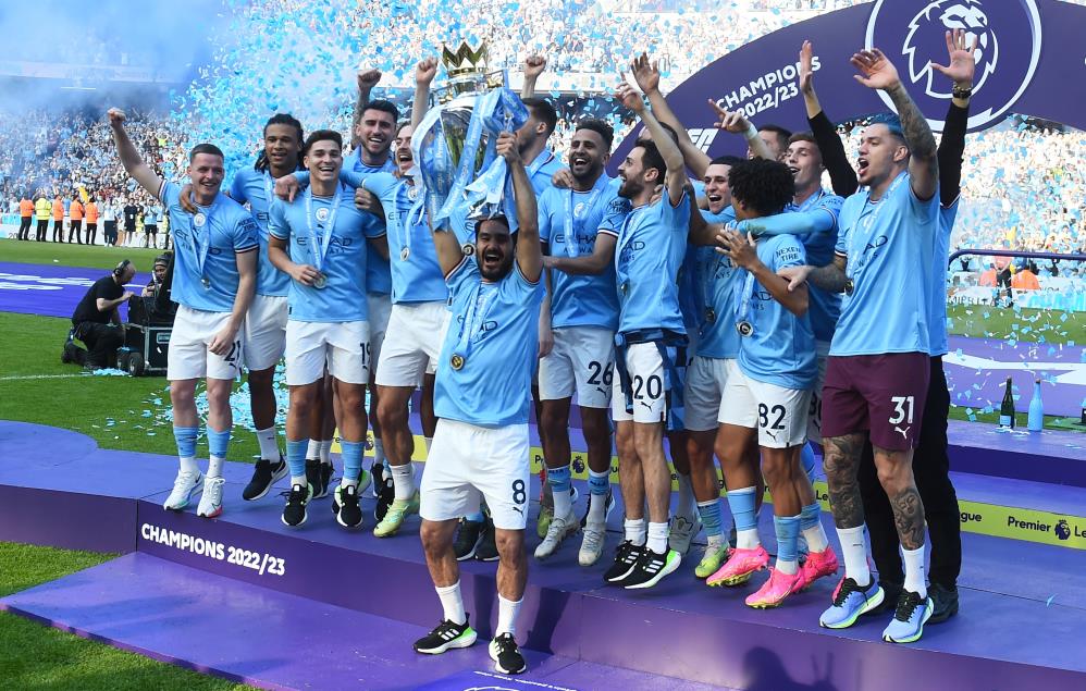 Manchester City, şampiyonluk kupasını kaldırdı