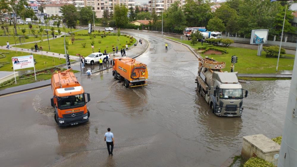 Başkent i sel vurdu: Vatandaşlar araçların üzerinde mahsur kaldı