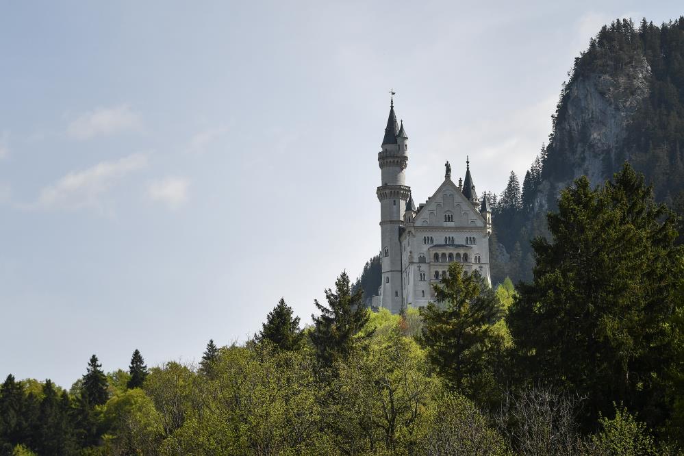 Almanya da iki turist kadın 50 metrelik uçurumdan aşağı atıldı: 1 ölü, 1 yaralı