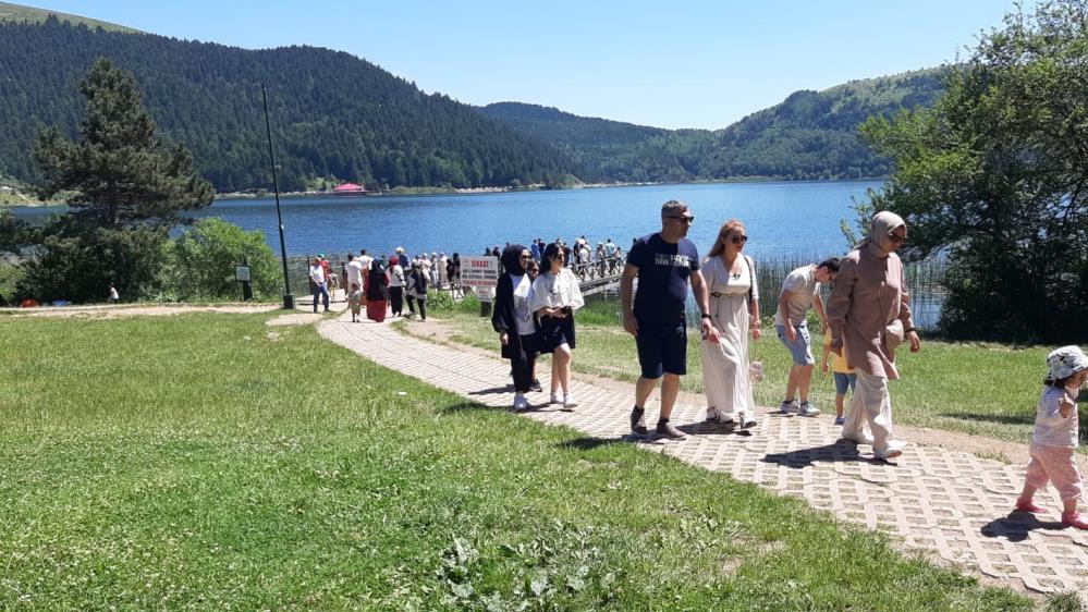 Tatilciler doğa harikası Abant’a akın etti