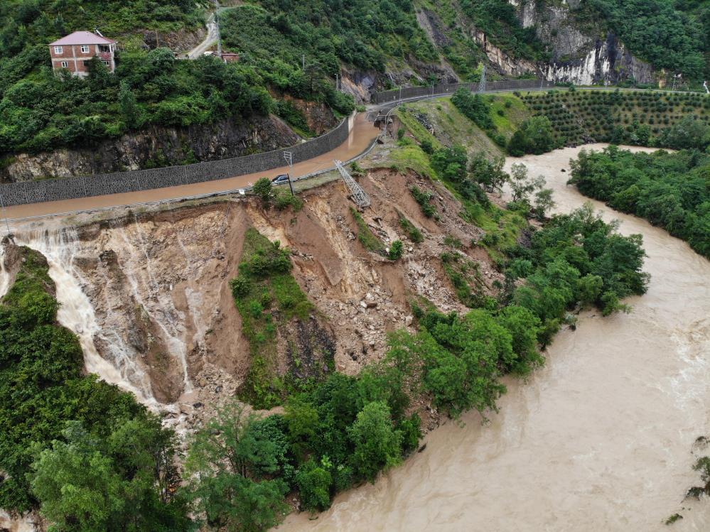 Karadeniz-Akdeniz yolu heyelan nedeniyle ulaşıma kapandı