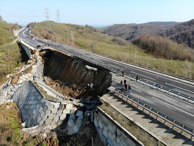 Düzce-Zonguldak yolu çöktü