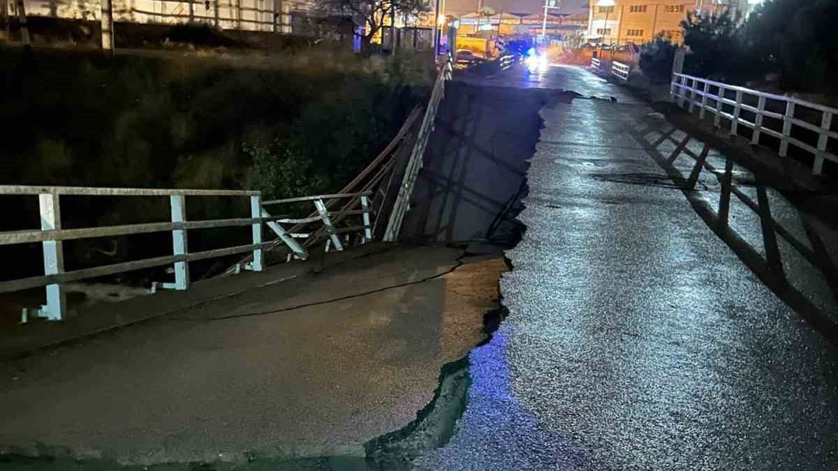 Sağanak yağış köprüyü yıktı