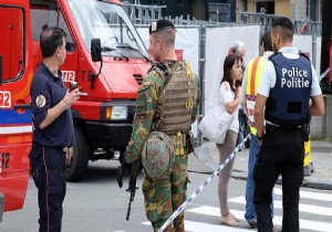 Belçika da polise palalı saldırı!