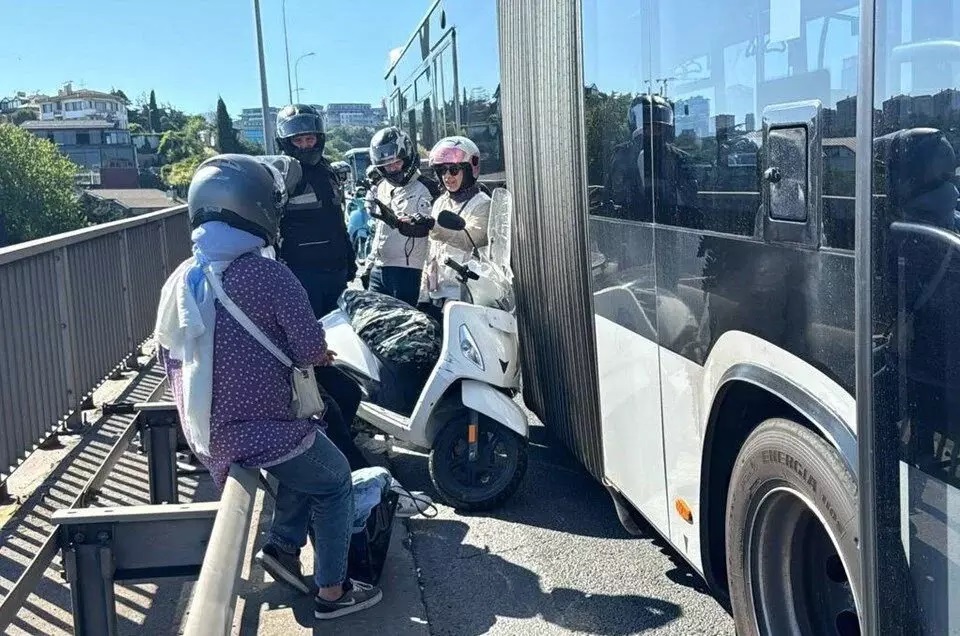 Köprüde trafiği kilitleyen kaza