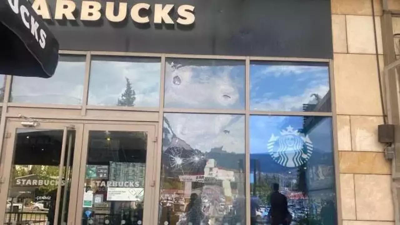 Starbucks a taşlı silahlı saldırı!