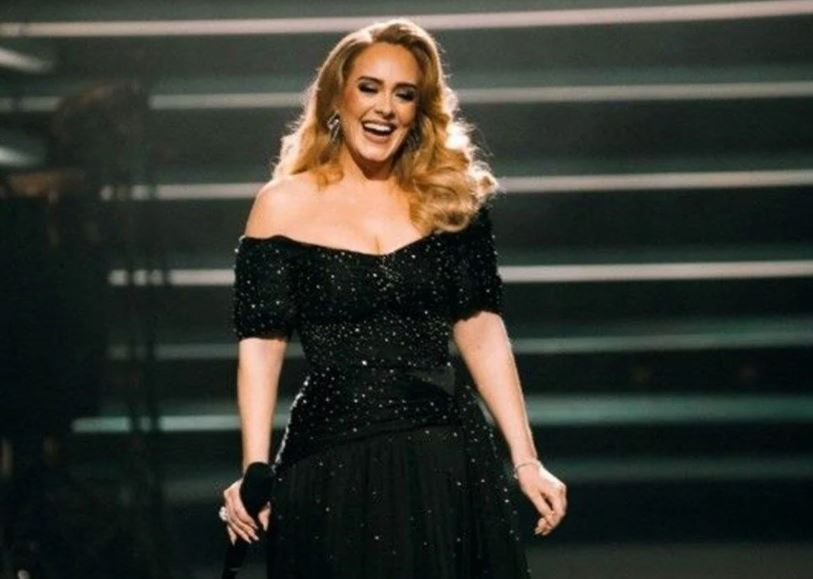 Adele albümüyle satış rekoru kırdı!