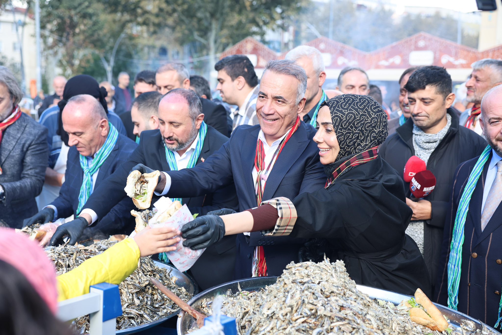 İstanbul da vatandaşlara 2 ton hamsi dağıtıldı