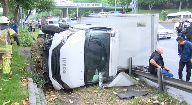 İstanbul da kamyonet işçi servisine çarptı!