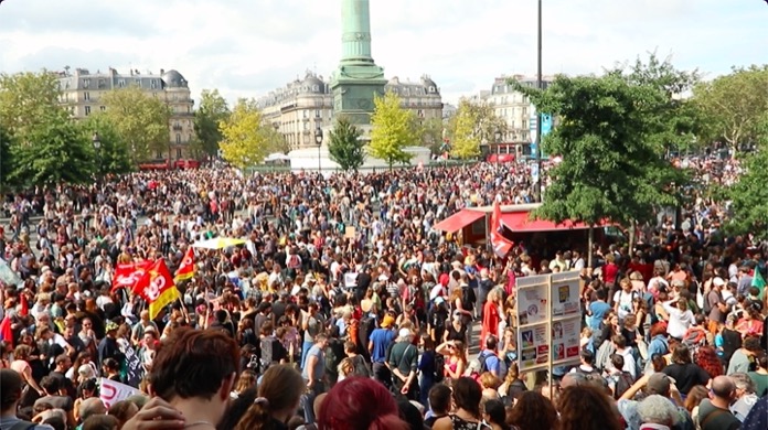 Fransa da binlerce kişi Macron karşıtı gösteri düzenledi