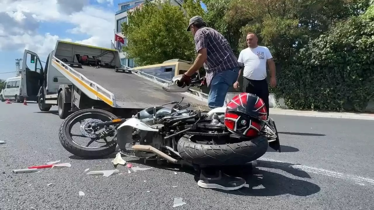 Feci kaza! Motosiklet çekiciye çarptı