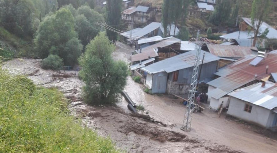 Erzurum da dereler taştı