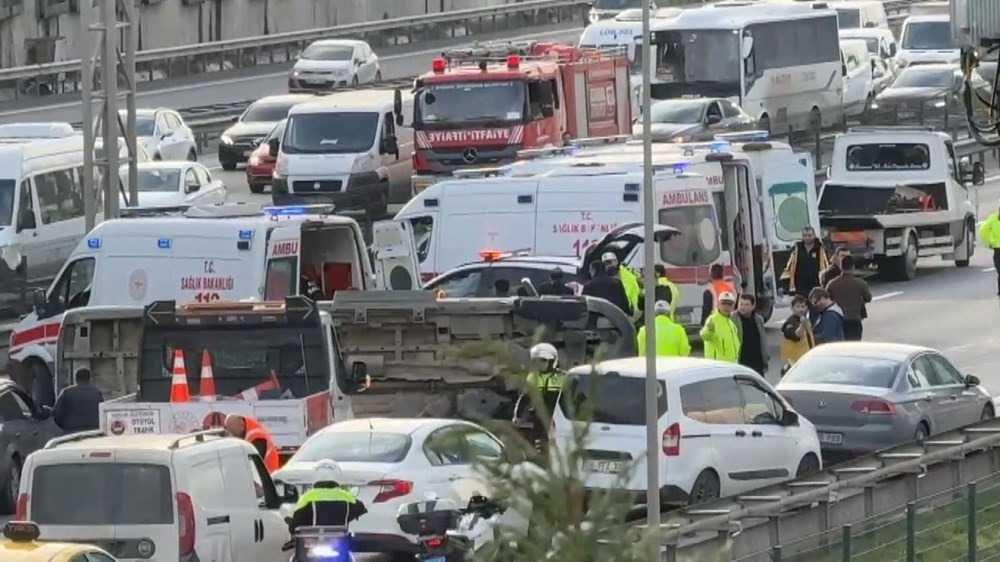 TEM de öğrenci servisi devrildi: 10 yaralı