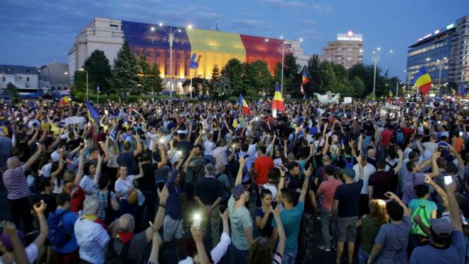 Romanya da binlerce kişi sokaklarda