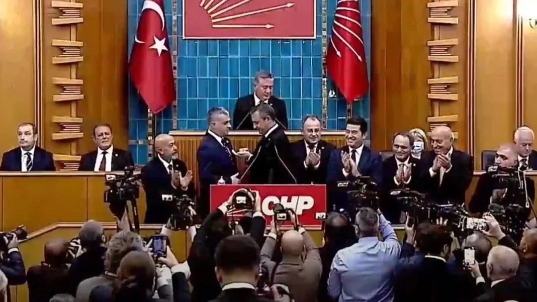 İYİ Parti den istifa edip CHP ye katıldı