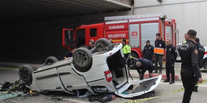 Feci kaza! Otomobil üst geçitten düştü