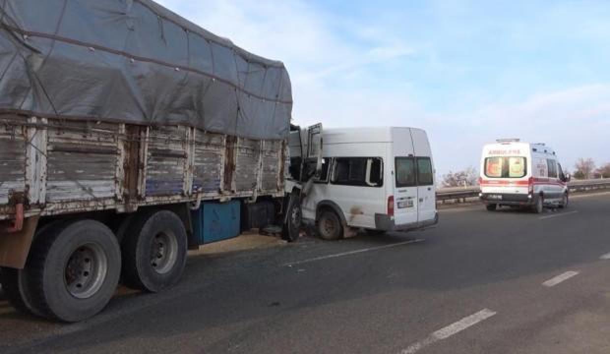 Öğrenci servisi ve kamyon çarpıştı