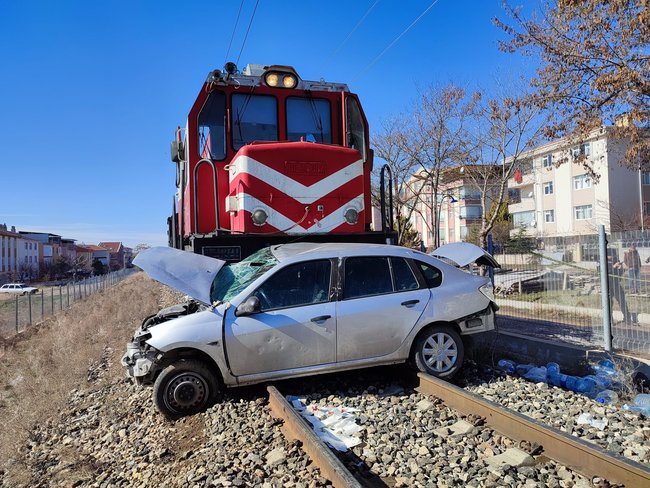 Ankara da kaza! Tren otomobile çarptı