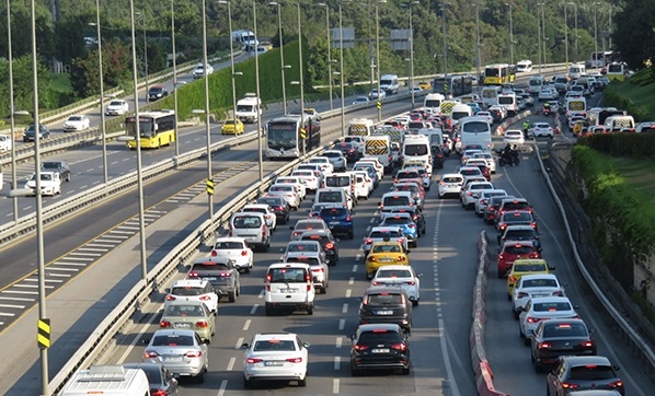 Yola çıkacaklar dikkat! Trafik kilitlendi