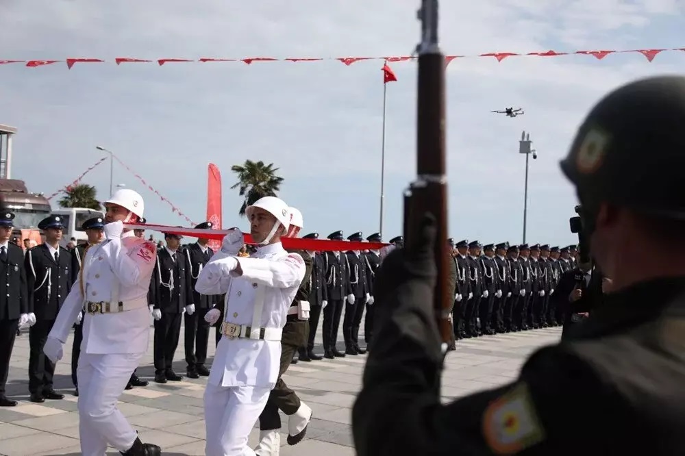 Atatürk ü temsil eden bayrak karaya çıkarıldı