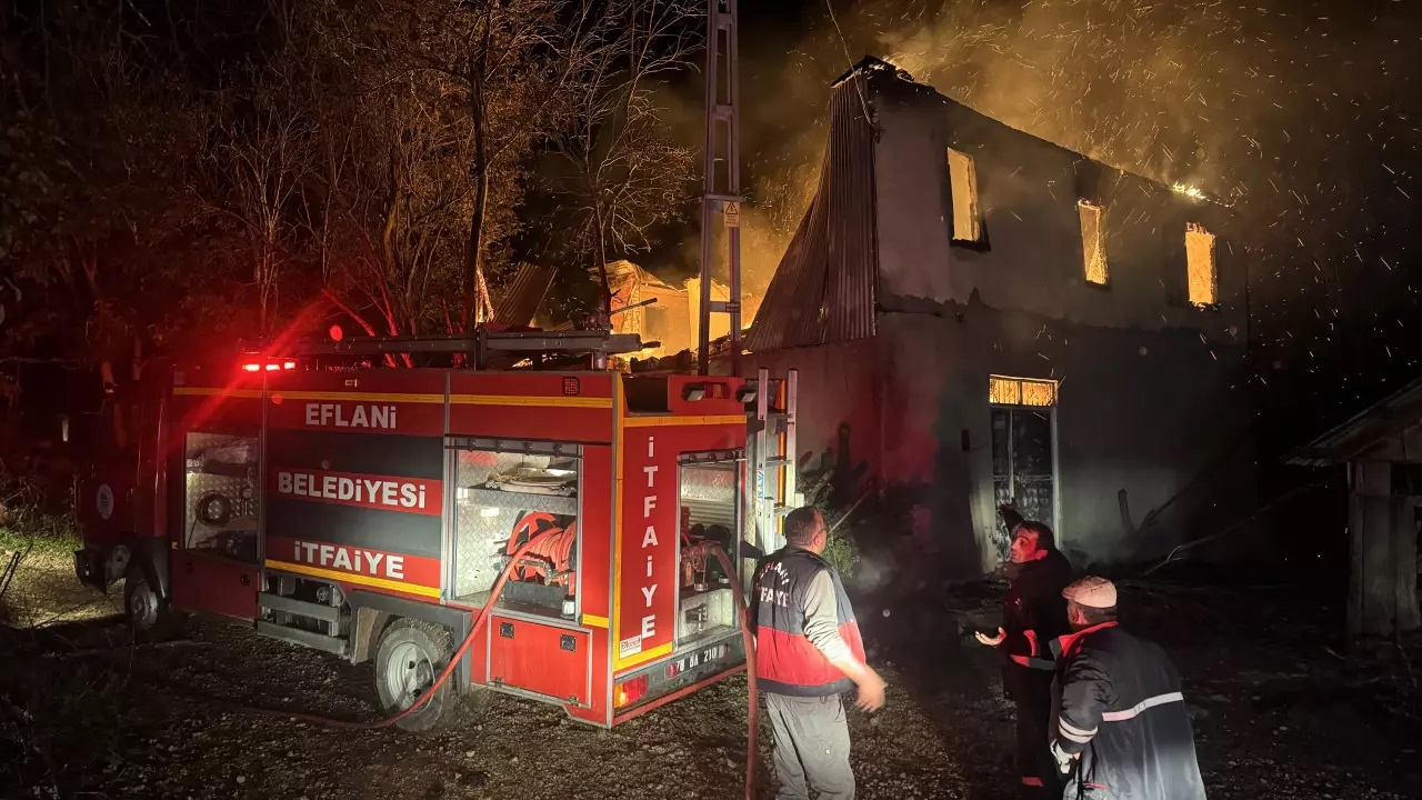 Karabük te facia: İki katlı ev yandı