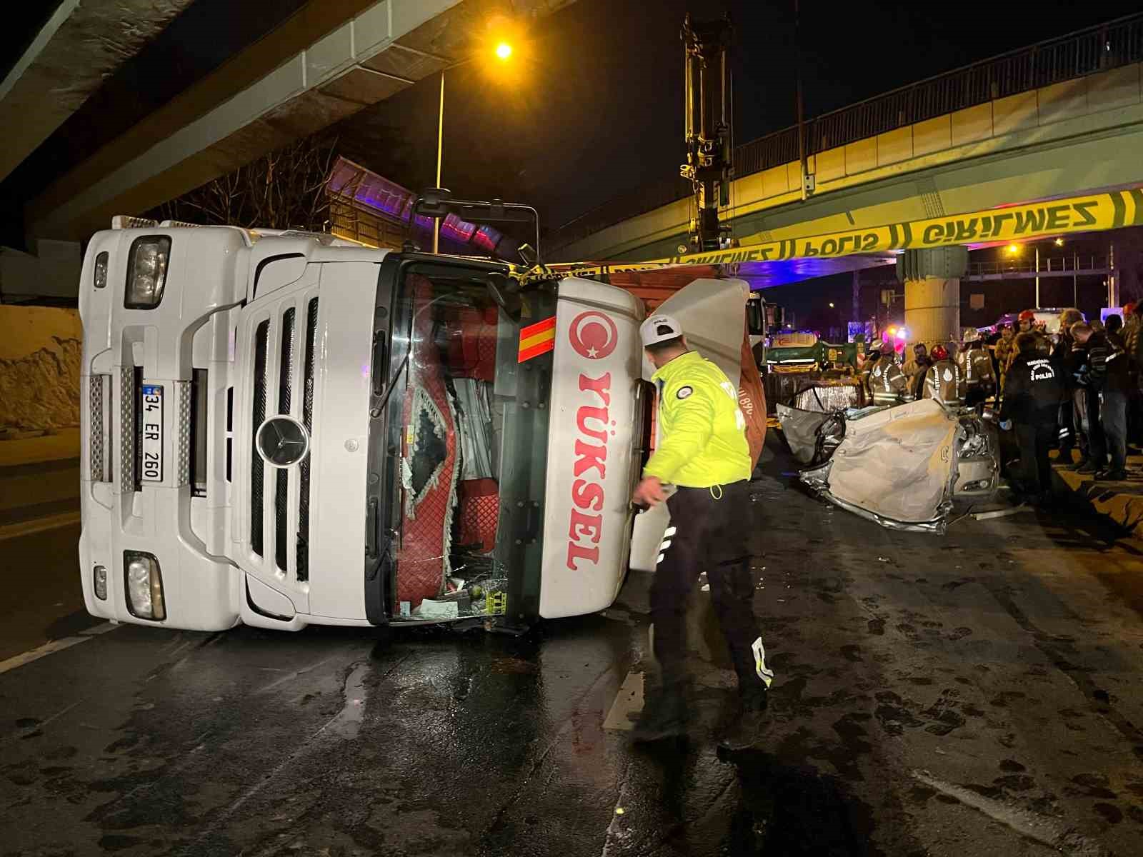 İstanbul da feci kaza! 4 kişi öldü