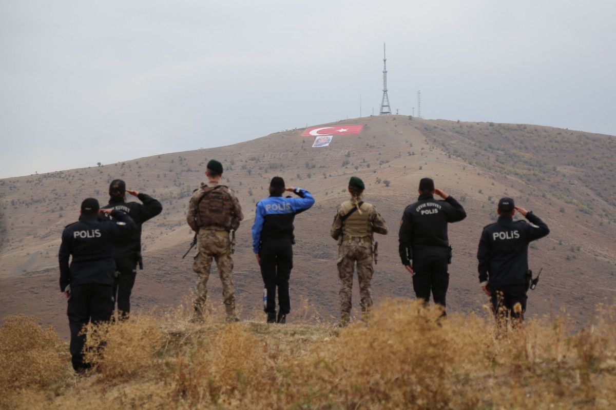 1514 rakımlı tepeye 1514 metrekarelik Türk Bayrağı