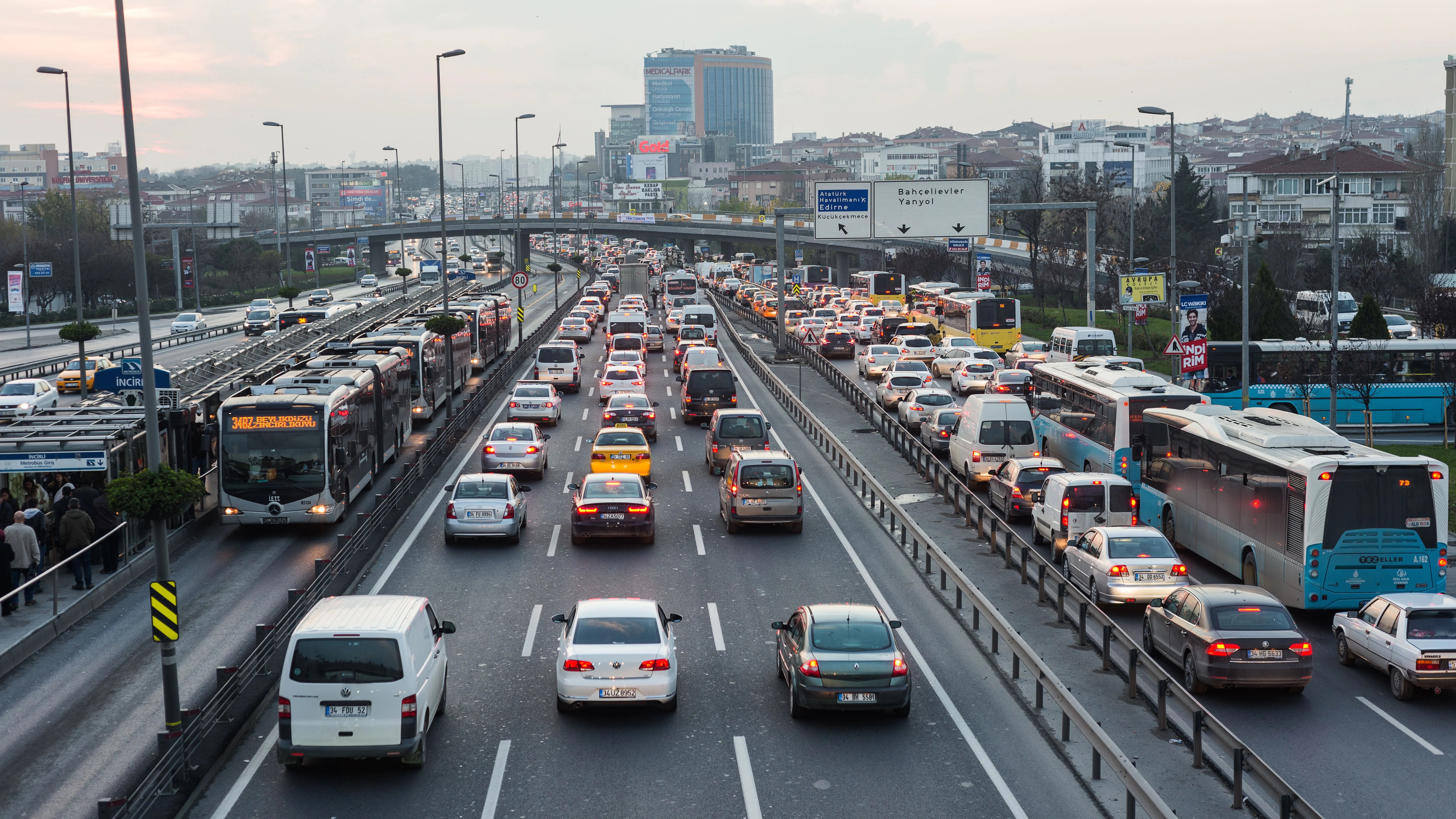 Yola çıkacaklar dikkat! Trafik kilitlendi