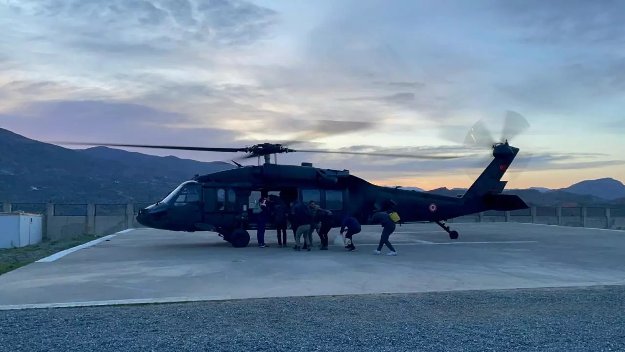 Askeri helikopterlerle oy pusulaları taşındı