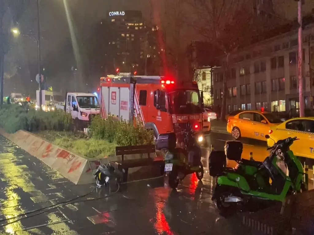 İstanbul da iş yerlerini su bastı