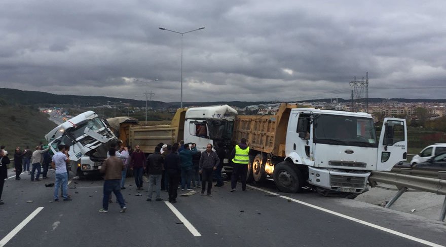 Kamyonlar yarışırken kaza yaptı