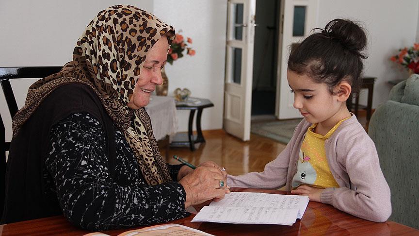 Ölen kocasının şiirini okumak için kursa gitti