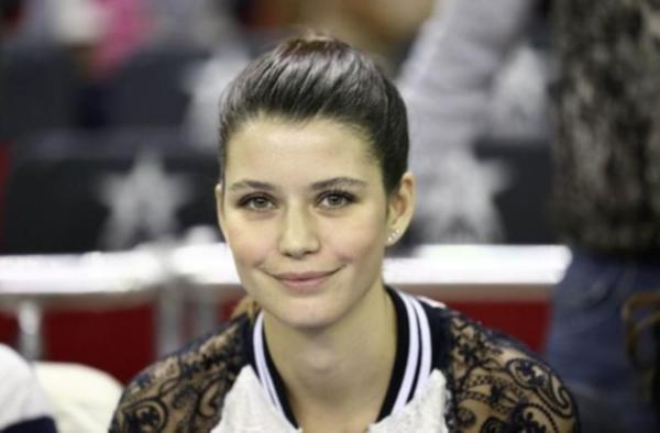 Beren Saat ten  Adalet  paylaşımı