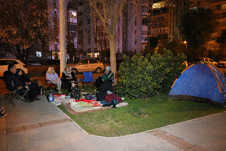 Deprem sonrası geceyi araçta geçirdiler