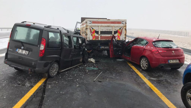 Kars ta zincirleme kaza: 1 i ağır 3 yaralı