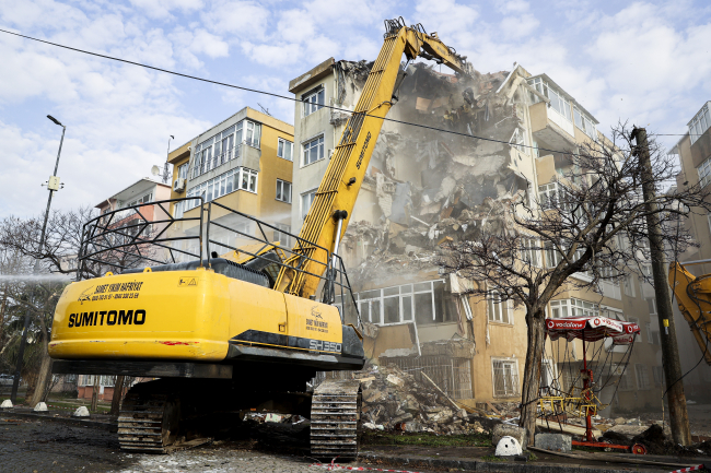 İstanbul da riskli bulunan 48 yıllık sitede yıkım başladı