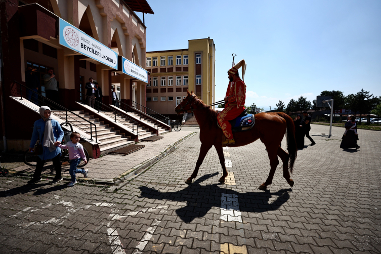 Yeniçeri kıyafeti giyip, atı ile oy kullanmaya gitti