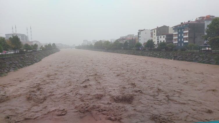 Trabzon da şiddetli yağı, ırmakları taşırdı!