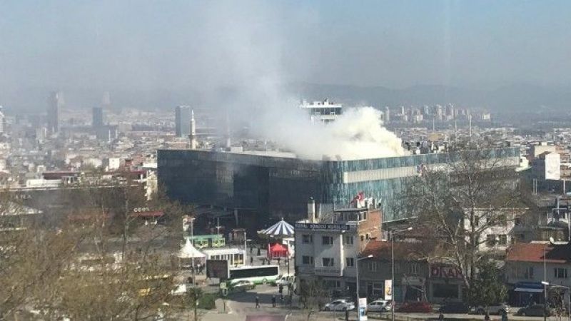 Bursa da yangın: AVM tavanı çöktü