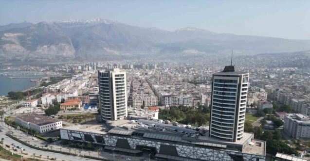 Deprem bölgesindeki iki kule yerinden oynamadı