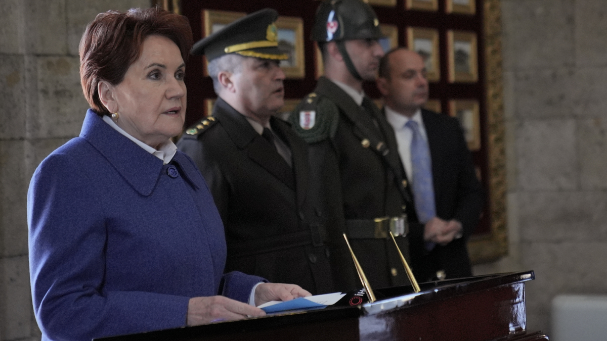 Akşener den Anıtkabir e ziyaret