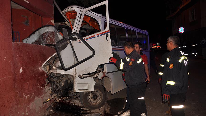 Korkunç kaza! İşçileri taşıyan minibüs duvara çarptı: 3 ölü