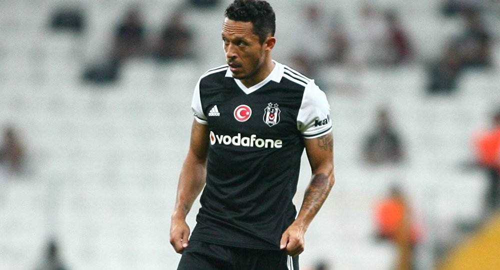 İddia: Adriano, Türkiye yi terk etmek istiyor